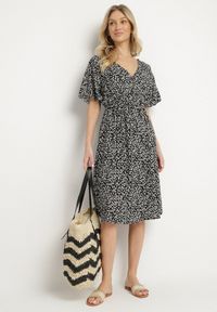 Born2be - Czarna Sukienka z Bawełny Rozkloszowana w Kwiaty Esirive. Typ kołnierza: dekolt w kształcie V. Kolor: czarny. Materiał: bawełna. Długość rękawa: krótki rękaw. Wzór: kwiaty #3