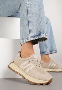 Renee - Beżowe Sneakersy ze Skóry Naturalnej Ozdobione Geometrycznym Wzorem Melassea. Okazja: na co dzień. Kolor: beżowy. Materiał: skóra. Wzór: aplikacja, geometria