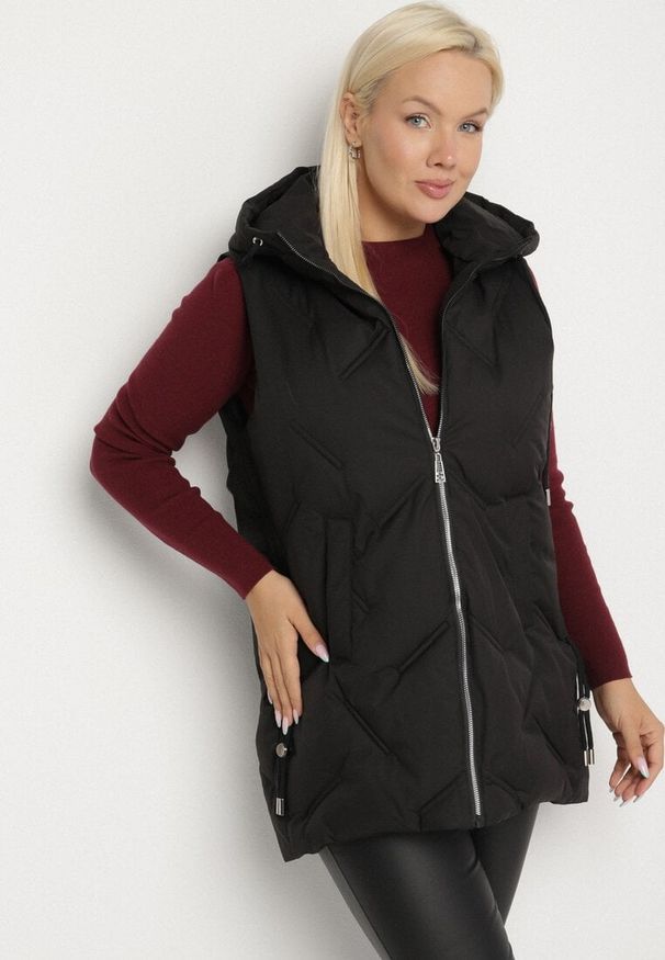 Born2be - Czarna Przejściowa Kamizelka z Pikowanymi Przeszyciami i Kapturem Fesolira. Okazja: na co dzień. Kolekcja: plus size. Kolor: czarny. Materiał: jeans. Styl: casual, sportowy