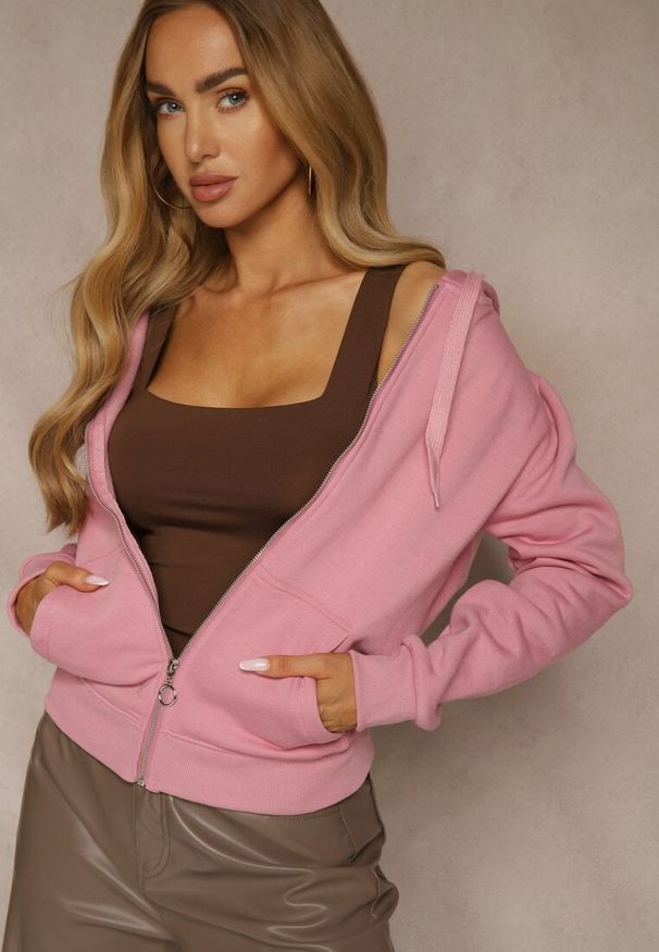 Renee - Ciemnoróżowa Bluza z Kapturem Zapinana na Suwak Bastian. Okazja: na co dzień. Typ kołnierza: kaptur. Kolor: różowy. Materiał: polar. Długość rękawa: długi rękaw. Długość: długie. Sezon: zima, jesień. Styl: casual