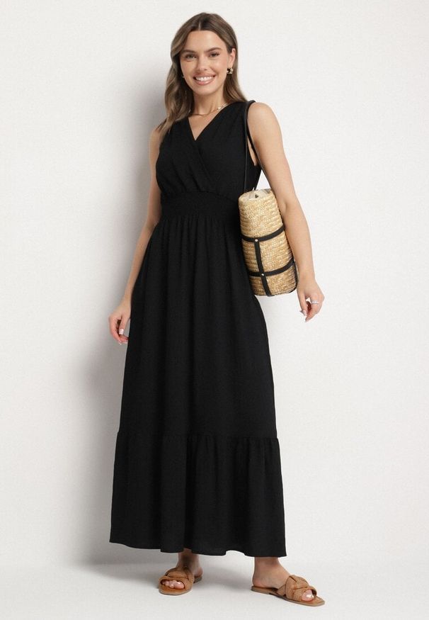 Born2be - Czarna Sukienka o Rozkloszowanym Kroju Bez Rękawów z Kopertowym Dekoltem Filoria. Typ kołnierza: dekolt kopertowy. Kolor: czarny. Długość rękawa: bez rękawów. Typ sukienki: kopertowe. Styl: elegancki