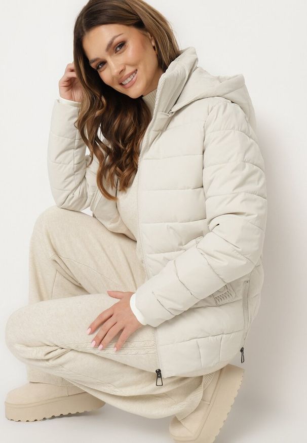 Born2be - Jasnobeżowa Pikowana Kurtka ze Ściągaczem w Pasie i Odpinanym Kapturem Valentissa. Okazja: na co dzień. Kolor: beżowy. Materiał: jeans. Styl: klasyczny, casual