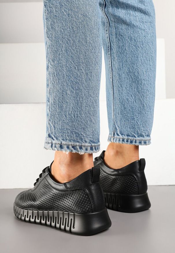 Born2be - Czarne Skórzane Sneakersy z Ozdobną Perforacją i Tłoczoną Podeszwą Setalira. Okazja: na co dzień. Zapięcie: sznurówki. Kolor: czarny. Materiał: skóra. Wzór: aplikacja