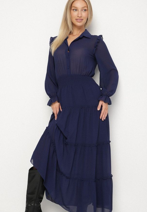 Born2be - Granatowa Rozkloszowana Sukienka VICES Koszulowa w Stylu Retro Aravite. Okazja: na co dzień. Typ kołnierza: kołnierzyk klasyczny, kołnierz z falbankami, dekolt w kształcie V. Kolor: niebieski. Długość rękawa: długi rękaw. Typ sukienki: koszulowe. Styl: retro