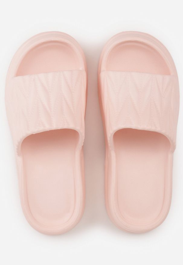 Born2be - Różowe Klapki na Grubej Podeszwie z Tłoczoną Cholewką Farnan. Okazja: na co dzień, na spacer. Kolor: różowy. Materiał: dresówka, dzianina. Wzór: paski. Sezon: lato. Styl: elegancki, casual