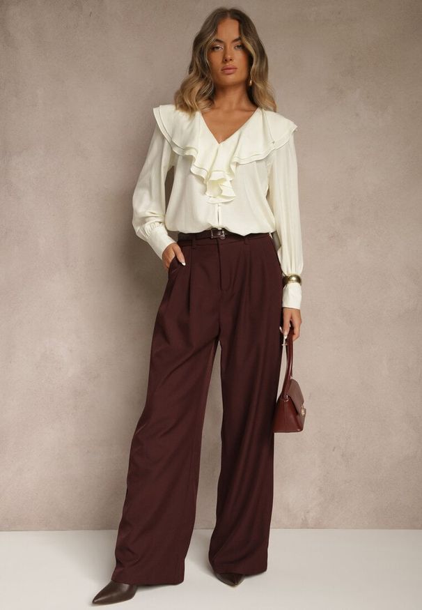 Renee - Jasnobeżowa Koszula Vices z Dekoltem z Falbanami i Bufiastymi Rękawami Zoiruna. Kolor: beżowy. Materiał: jeans. Styl: boho