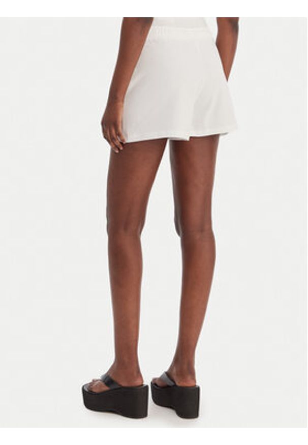 Guess Szorty sportowe E6GD01 KCRZ1 Biały Relaxed Fit. Kolor: biały. Materiał: bawełna