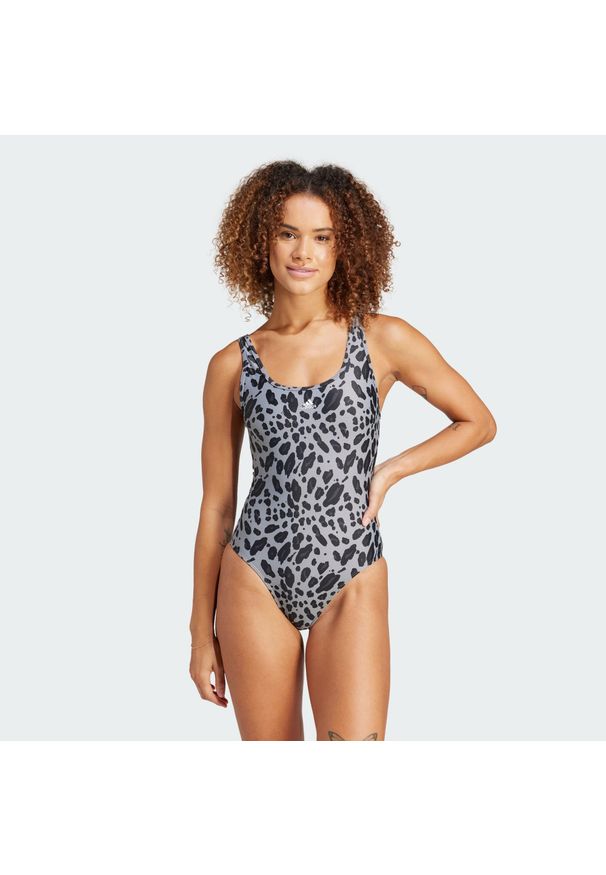 Adidas - Strój do pływania Essentials Animal Print U-Back. Kolor: wielokolorowy, biały, czarny. Materiał: materiał. Wzór: nadruk