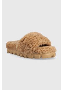 Ugg - UGG kapcie wełniane W Cozetta Curly kolor brązowy. Kolor: brązowy. Materiał: wełna. Wzór: gładki. Obcas: na platformie. Styl: klasyczny #3