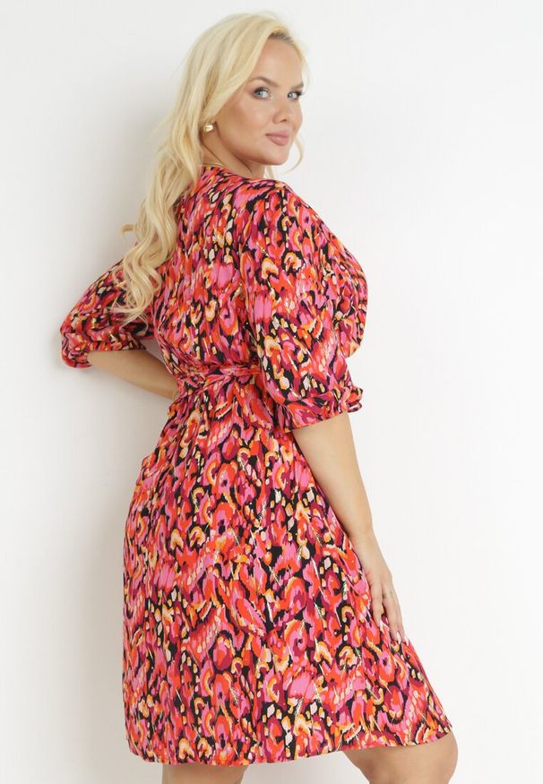 Born2be - Czerwono-Czarna Kopertowa Sukienka z Metaliczną Nitką i Wiązanym Paskiem Diatta. Kolor: czerwony. Typ sukienki: kopertowe. Styl: wizytowy, elegancki