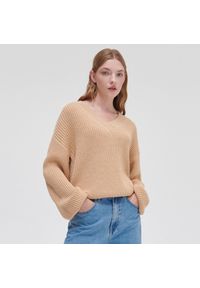 Cropp - Dzianinowy sweter - Beżowy. Kolor: beżowy. Materiał: dzianina