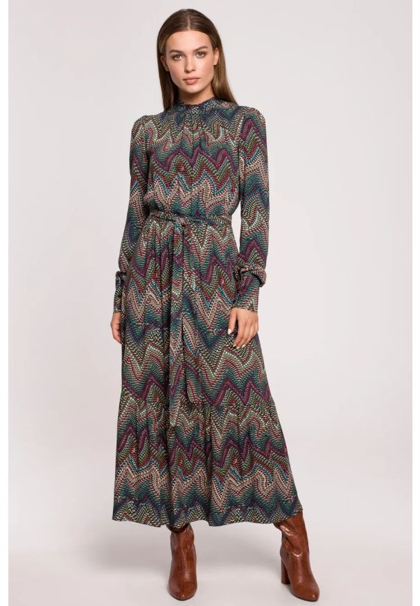 Stylove - Długa sukienka BOHO z falbankami i długim rękawem zielona. Okazja: do pracy, na imprezę. Typ kołnierza: kołnierz z falbankami. Kolor: zielony. Długość rękawa: długi rękaw. Styl: boho. Długość: maxi