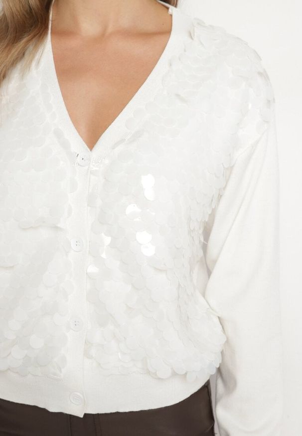 Born2be - Biały Rozpinany Kardigan z Wiskozą Ozdobiony Cekinami Evandriae. Okazja: na co dzień. Typ kołnierza: dekolt w serek. Kolor: biały. Materiał: wiskoza. Wzór: aplikacja. Styl: glamour, klasyczny, casual, elegancki