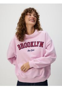 Reserved - Bluza z haftowanym napisem - różowy. Kolor: różowy. Materiał: dzianina, bawełna. Wzór: napisy, haft #1