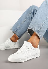 Renee - Białe Sneakersy Typu Tenisówki z Kontrastowymi Wstawkami Feladith. Okazja: na co dzień. Kolor: biały. Materiał: jeans. Szerokość cholewki: normalna. Obcas: na obcasie. Wysokość obcasa: niski. Sport: golf