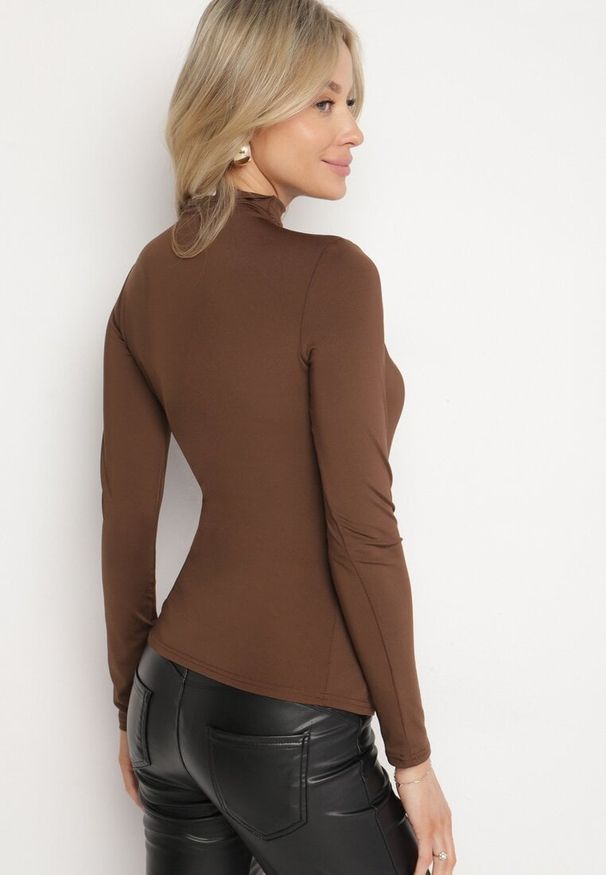 Born2be - Ciemnobrązowa Bluzka z Półgolfem i Marszczeniem Sinsa. Okazja: do pracy, na co dzień, na randkę. Kolor: brązowy. Materiał: tkanina, wiskoza. Wzór: gładki. Styl: casual, klasyczny