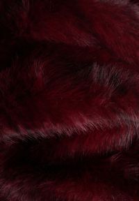 Born2be - Bordowy Jednorzędowy Płaszcz Futerko o Klasycznym Kroju Yrelsha. Okazja: na co dzień. Kolor: czerwony. Materiał: futro. Styl: klasyczny #5