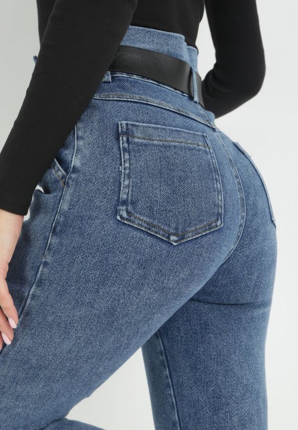 Born2be - Granatowe Jeansy Mom Fit z Paskiem Humilia. Okazja: na co dzień. Stan: podwyższony. Kolor: niebieski. Wzór: gładki. Styl: casual