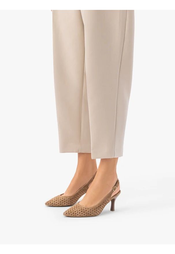 Ryłko - Jasnobrązowe czółenka z perforacjami. Zapięcie: pasek. Kolor: brązowy. Materiał: welur, skóra. Szerokość cholewki: normalna. Obcas: na obcasie. Styl: street, elegancki. Wysokość obcasa: średni