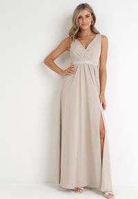 Born2be - Jasnobeżowa Sukienka Rozkloszowana Maxi z Paskiem w Cyrkonie i Wycięciem Neorise. Kolor: beżowy. Materiał: materiał. Wzór: aplikacja. Długość: maxi #4