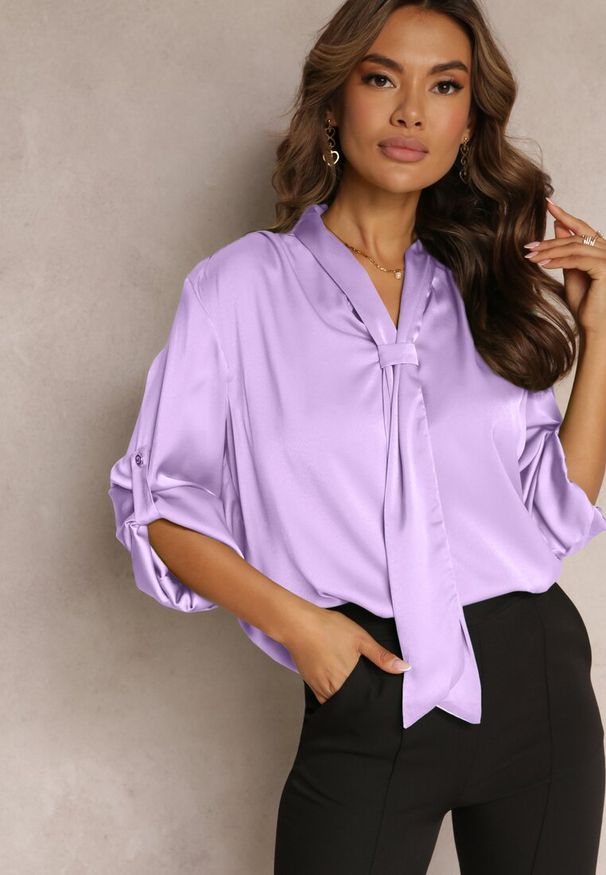 Renee - Fioletowa Satynowa Bluzka z Wiskozy z Ozdobnym Krawatem Mercaldo. Kolor: fioletowy. Materiał: satyna, wiskoza. Styl: elegancki