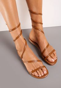 Renee - Brązowe Sandały ze Sprężynowymi Paseczkami wokół Kostki Penesora. Kolor: brązowy