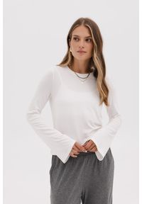 BLUZKA AMBER ECRU L - Flawless. Okazja: na spacer, na co dzień. Materiał: jeans, skóra, dresówka. Długość rękawa: długi rękaw. Długość: długie. Styl: elegancki, casual, sportowy, klasyczny #1