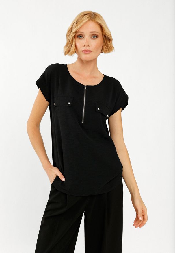 Volcano - Bluzka z krótkim rękawem C-SOLIS. Okazja: na co dzień. Kolor: czarny. Materiał: poliester, włókno, wiskoza, materiał. Długość rękawa: krótki rękaw. Długość: krótkie. Wzór: aplikacja. Sezon: lato. Styl: casual, elegancki