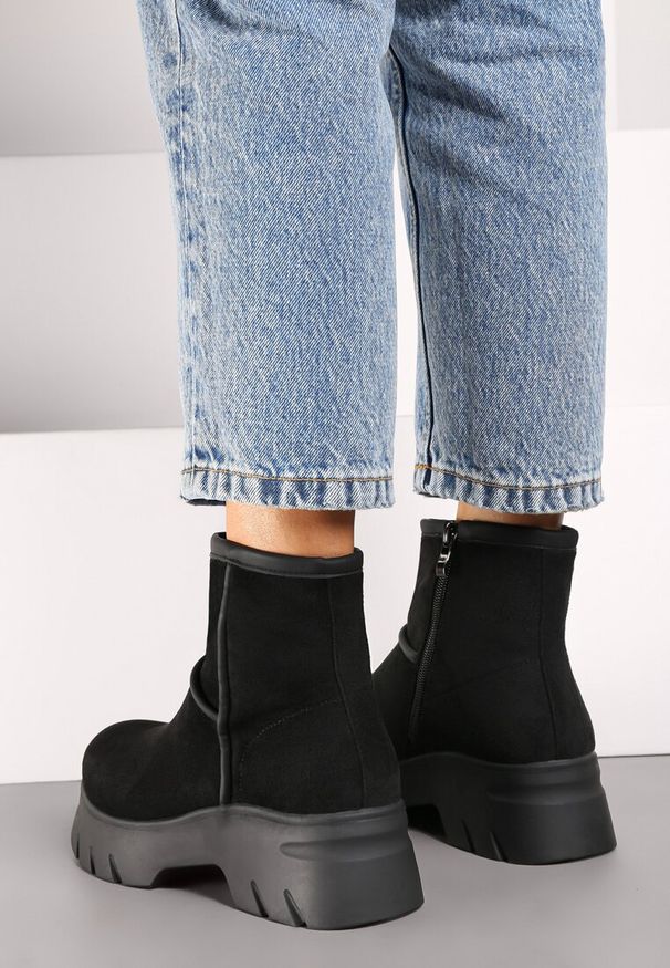 Renee - Czarne Ekozamszowe Botki na Grubej Podeszwie Cinzina. Okazja: na co dzień. Kolor: czarny. Materiał: dzianina, jeans. Styl: elegancki, casual