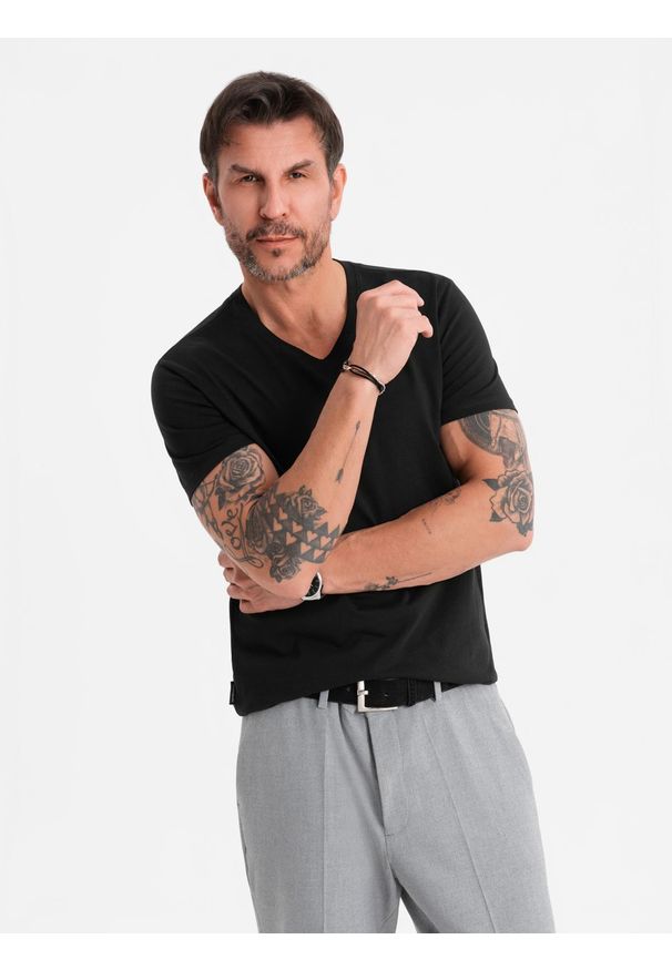 Ombre Clothing - Klasyczna męska bawełniana koszulka z dekoltem w serek BASIC – czarna V1 - Rozmiar: M. Typ kołnierza: dekolt w serek. Kolor: czarny. Materiał: bawełna. Styl: klasyczny