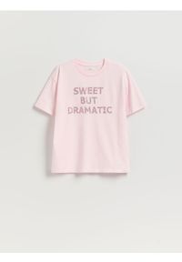 Reserved - T-shirt oversize z nadrukiem - pastelowy róż. Kolor: różowy. Materiał: bawełna. Wzór: nadruk