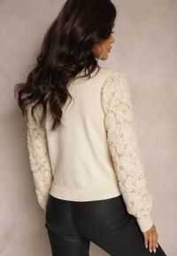 Renee - Beżowy Sweter z Wiskozą z Ozdobnymi Rękawami z Koronki z Cekinami Tilitana. Okazja: na co dzień. Kolor: beżowy. Materiał: koronka, wiskoza. Wzór: koronka. Styl: casual, elegancki