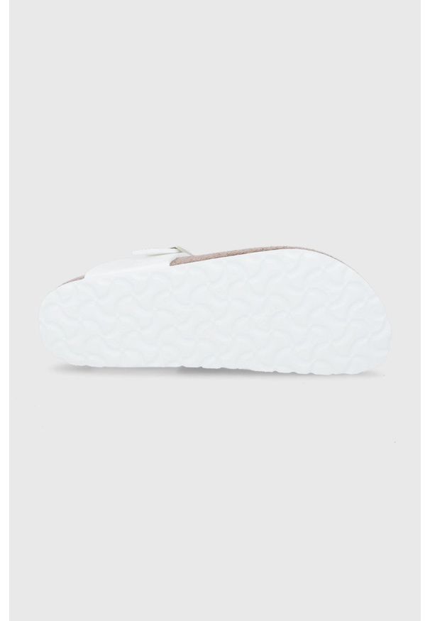 Birkenstock japonki Gizeh damskie kolor biały na płaskim obcasie. Kolor: biały. Materiał: guma, materiał. Wzór: gładki. Obcas: na obcasie. Wysokość obcasa: niski