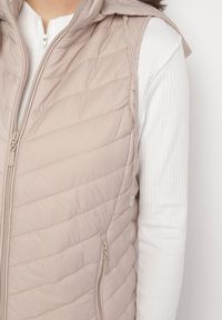 Born2be - Ciemnobeżowa Pikowana Kamizelka z Odpinanym Kapturem i Kieszeniami Ninallia. Okazja: na co dzień. Kolor: beżowy. Materiał: jeans. Styl: sportowy, casual, elegancki #4