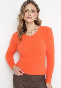 Born2be - Pomarańczowy Klasyczny Sweter z Puchatego Materiału Achien. Kolor: pomarańczowy. Materiał: materiał. Styl: klasyczny