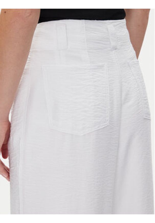 DKNY Spodnie materiałowe P41KTR48 Biały Loose Fit. Kolor: biały. Materiał: syntetyk