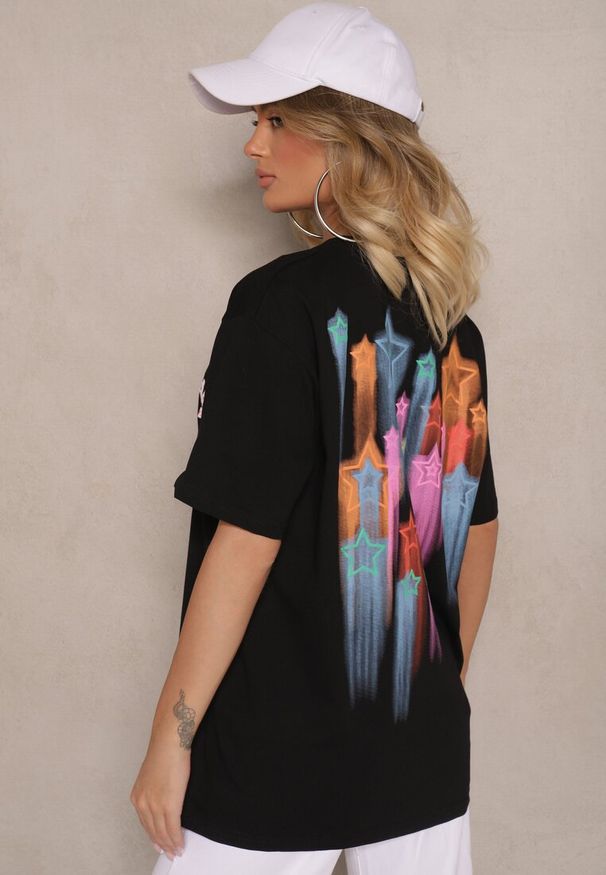 Renee - Czarny T-shirt Oversize Ozdobiony Napisem i Kolorowymi Gwiazdami Ilamora. Okazja: na co dzień. Kolor: czarny. Materiał: jeans. Wzór: aplikacja, kolorowy, napisy. Styl: casual, elegancki, wizytowy