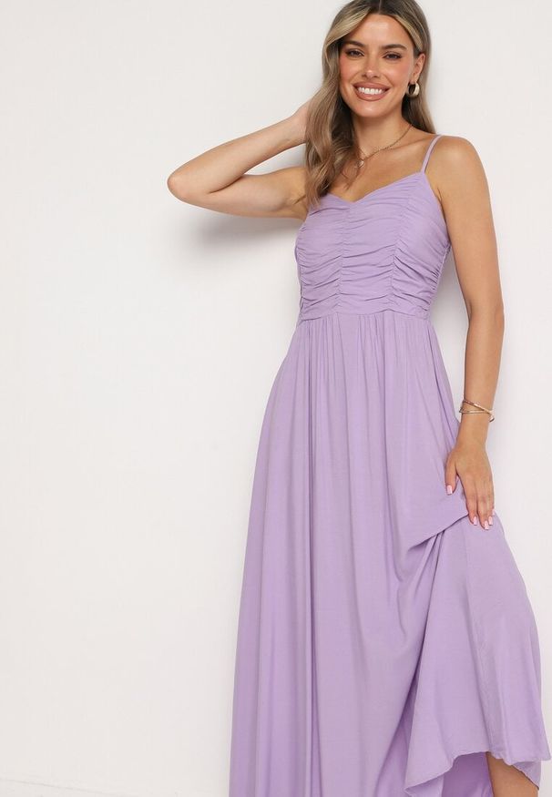 Born2be - Fioletowa Rozkloszowana Wiskozowa Sukienka na Cienkich Regulowanych Ramiączkach Canelsea. Okazja: na co dzień. Kolor: fioletowy. Materiał: wiskoza. Długość rękawa: na ramiączkach. Styl: casual