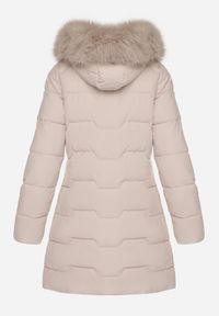 Born2be - Ciemnobeżowa Taliowana Kurtka z Pikowanymi Przeszyciami i Kapturem z Futrem Mundria. Okazja: na co dzień. Kolor: beżowy. Materiał: futro. Styl: klasyczny, casual, elegancki #3