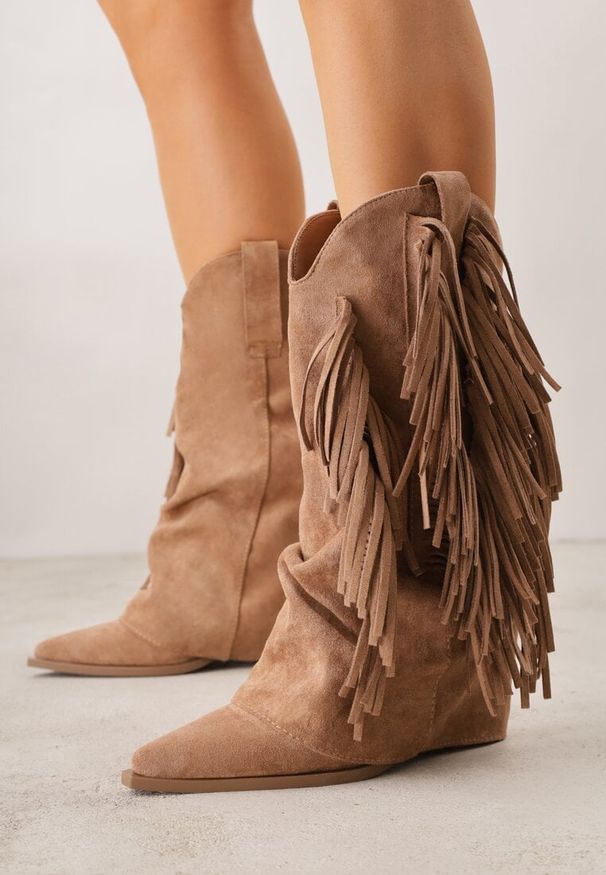 Born2be - Brązowe Botki Typu Kowbojki na Obcasie z Wywiniętą Cholewką i Frędzlami Uemiris. Okazja: na co dzień. Kolor: brązowy. Materiał: skóra, jeans. Szerokość cholewki: normalna. Wzór: gładki. Obcas: na obcasie. Styl: casual. Wysokość obcasa: średni