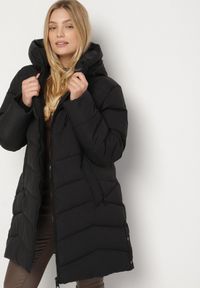 Born2be - Czarna Pikowana Kurtka o Prostym Kroju z Wysokim Kołnierzem i Kapturem Zenive. Okazja: do pracy, na co dzień. Kolekcja: plus size. Kolor: czarny. Materiał: jeans, poliester, dzianina. Styl: casual, elegancki
