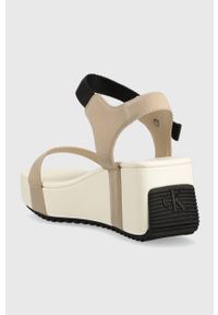 Calvin Klein Jeans sandały WEDGE BLCOK SANDAL SATIN/HW damskie kolor biały na platformie YW0YW00980. Zapięcie: klamry. Kolor: biały. Materiał: włókno, materiał. Obcas: na platformie #3