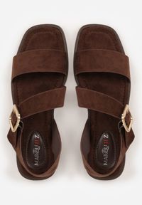 Renee - Brązowe Sandały na Płaskiej Podeszwie ze Skośnym Paskiem i Klamerką Iphislia. Okazja: na co dzień. Zapięcie: pasek. Kolor: brązowy. Obcas: na płaskiej podeszwie. Styl: casual, elegancki #3