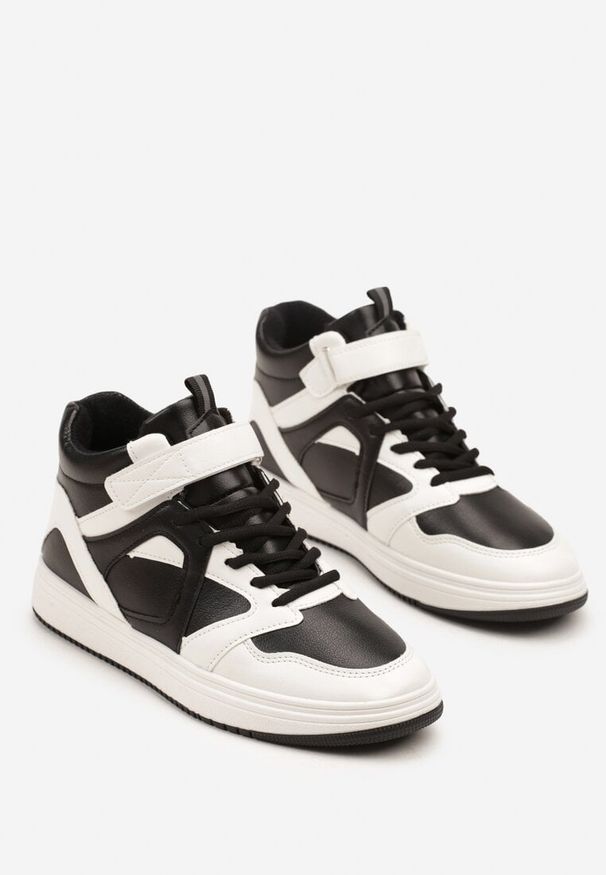 Born2be - Czarno-Białe Sneakersy za Kostkę Olivarre. Okazja: na spacer, na co dzień. Wysokość cholewki: za kostkę. Zapięcie: rzepy. Kolor: czarny. Materiał: skóra, jeans. Sport: turystyka piesza