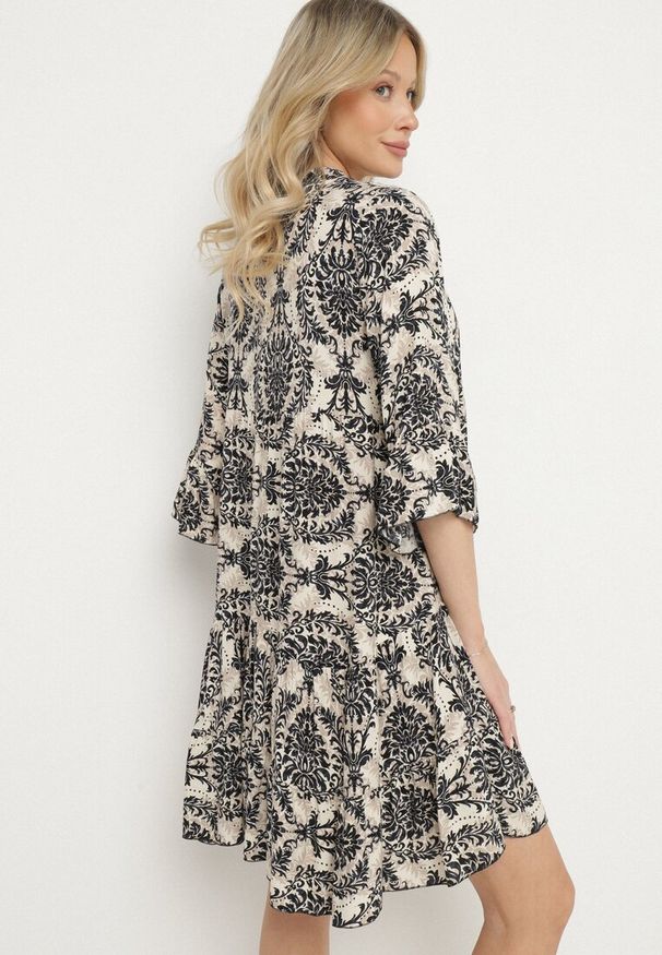 Born2be - Beżowo-Czarna Rozkloszowana Sukienka z Bawełny z Falbanami w Ornamentalny Wzór Lanoreth. Okazja: na spacer, na co dzień. Typ kołnierza: dekolt w serek. Kolor: czarny. Materiał: bawełna. Typ sukienki: rozkloszowane, proste. Styl: casual, klasyczny