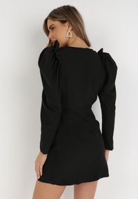 Born2be - Czarna Sukienka Nemorrya. Typ kołnierza: kołnierz z falbankami. Kolor: czarny. Typ sukienki: proste, kopertowe. Długość: mini #4