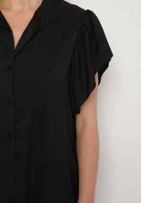 Born2be - Czarna Sukienka Koszulowa z Guzikami i Falbankami Tenalena. Okazja: na co dzień. Typ kołnierza: kołnierz z falbankami. Kolor: czarny. Typ sukienki: koszulowe. Styl: casual, elegancki, sportowy #5