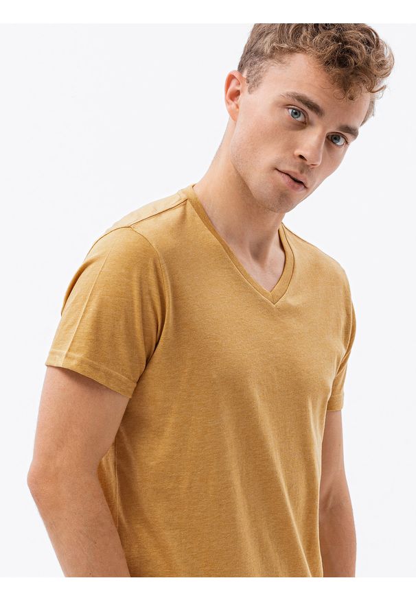 Ombre Clothing - Klasyczna męska koszulka z dekoltem w serek BASIC - musztardowy melanż V19. Typ kołnierza: dekolt w serek. Kolor: żółty. Materiał: jeans, bawełna. Długość: krótkie. Wzór: melanż. Styl: klasyczny