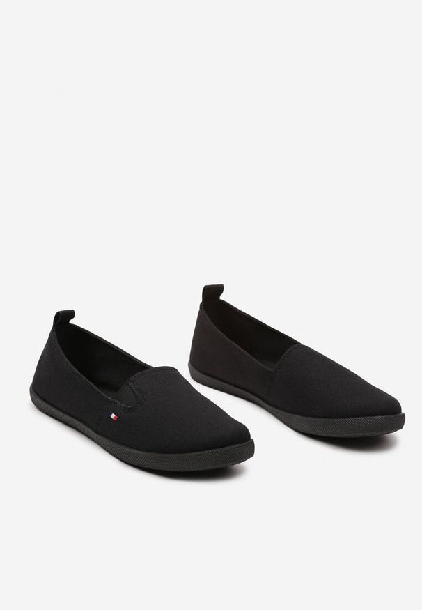 Born2be - Czarne Klasyczne Wsuwane Tenisówki na Płaskiej Podeszwie Glariella. Zapięcie: bez zapięcia. Kolor: czarny. Materiał: jeans, materiał. Sezon: jesień, wiosna. Obcas: na płaskiej podeszwie. Styl: klasyczny