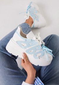 Renee - Biało-Niebieskie Sneakersy Vices na Płaskiej Podeszwie z Geometryczną Aplikacją Nelenith. Okazja: na co dzień. Kolor: biały. Materiał: jeans. Wzór: geometria, aplikacja. Obcas: na płaskiej podeszwie #1